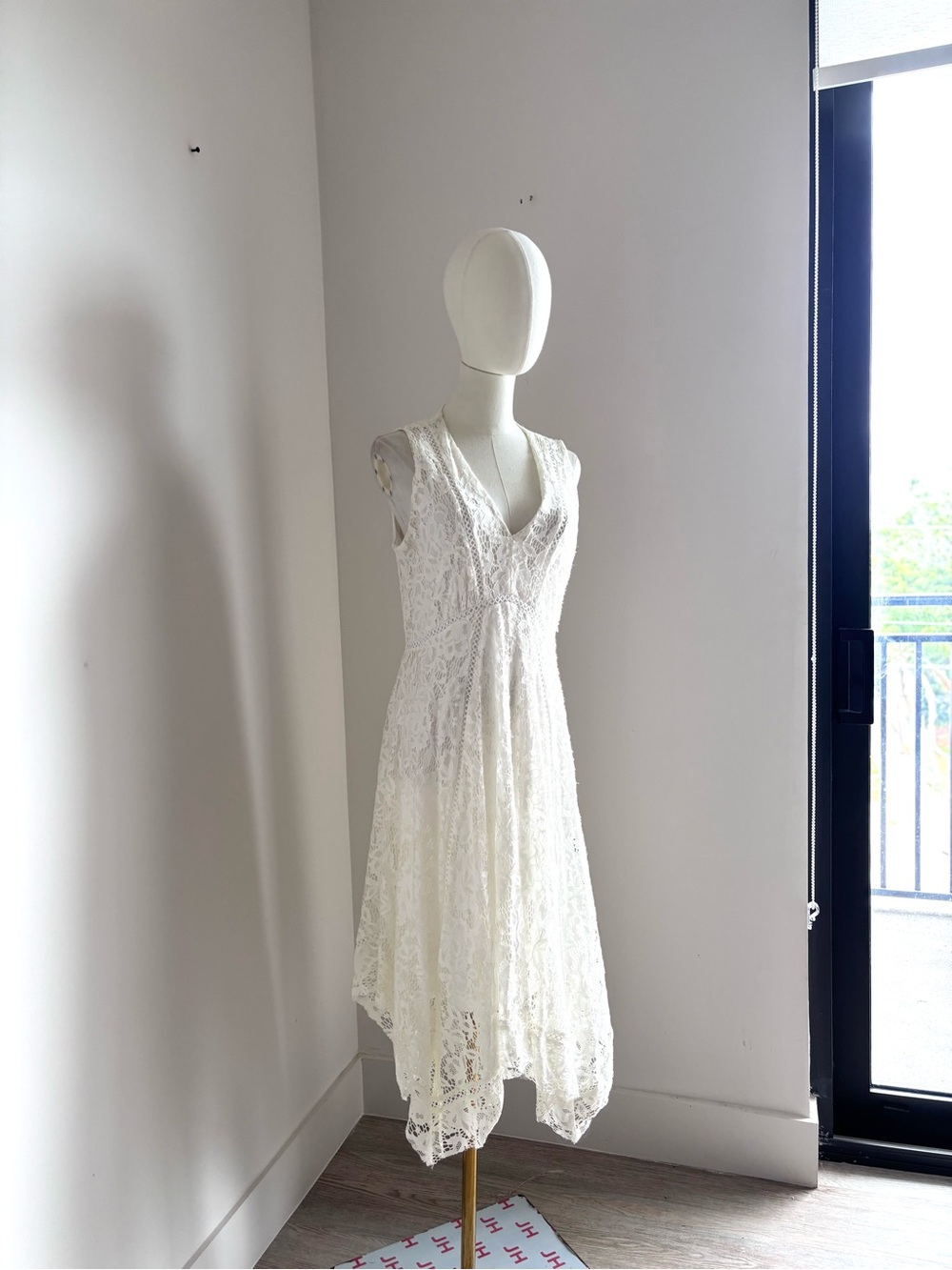 Just Taylor White Lace Handkerchief Hem V-Neck Midi Dress 12